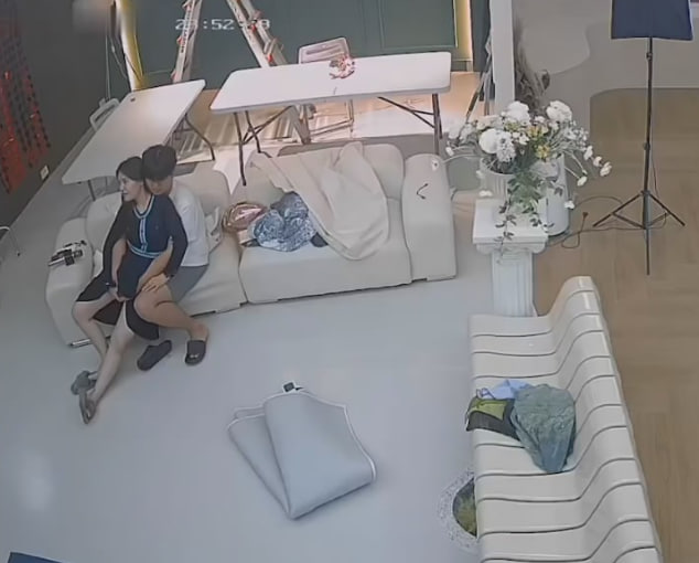 黑客入侵监控：摄影师趁无人时分玩弄老板娘，摄影棚偷拍激情缠绵全过程